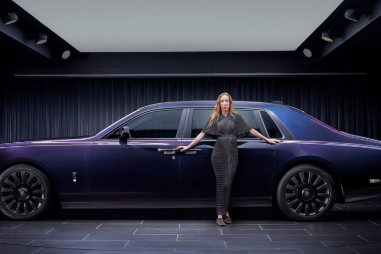 Rolls-Royce Phantom độc bản phức tạp nhất trong lịch sử: Riêng bầu trời sao mất 1 tháng hoàn thiện